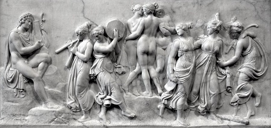 Dokuz ilham perisinin isimleri; Kalliope [KΑΛΛIOΠΗ] - Kleio [ΚΛΕΙΩ] - Ourania [ΟΥΡΑΝΙΑ] - Thaleia [ΘΑΛΕΙΑ] - Melpomene [ΜΕΛΠΟΜΕΝΗ] - Polymnia [ΠΟΛΥΜΝΙΑ] - Erato [ΕΡΑΤΩ] - Euterpe [ΕΥΤΕΡΠΗ] ve Terpsikhore [ΤΕΡΨΙΧΟΡΗ] idi.
